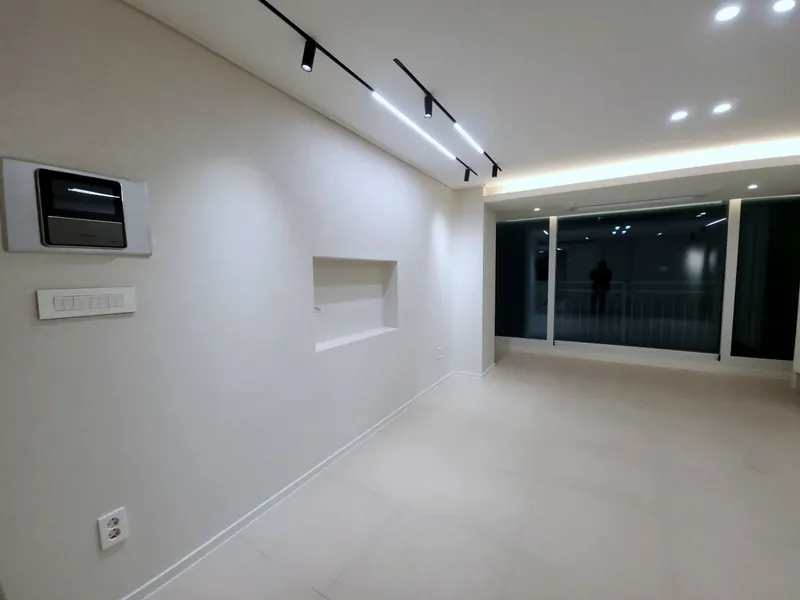 레일 조명과 벽 니치를 둔 가야주공5단지 인테리어 거실 — 구옥리모델링 대표 시공 사례