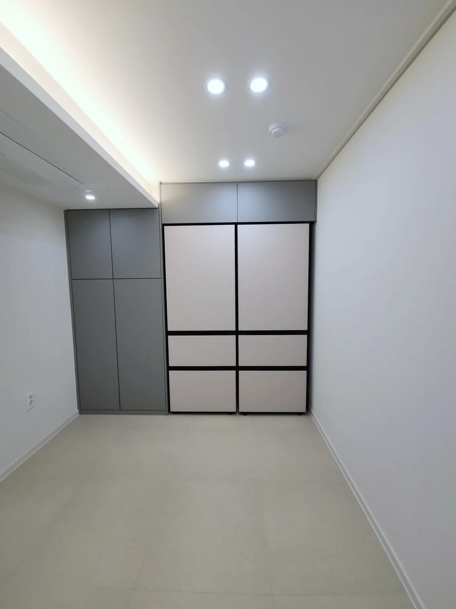 간접등과 가전 수납장을 맞춘 구옥인테리어 벽면 — 산본 가야주공5단지 인테리어